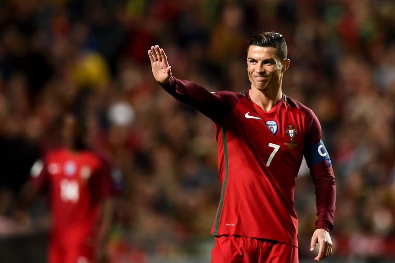 Cristiano Ronaldo podría también vive momentos amargos con Portugal, que es segundo del grupo B en Europa a tres puntos de Suiza. El atacante sabe que quedar en repechaje en UEFA suele ser peligroso y hace cuatro años sudó frío contra Suecia, que casi lo deja sin Mundial.