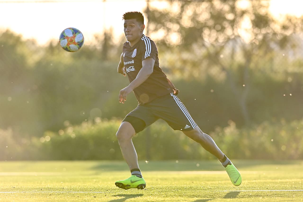 Jesús Gallardo, de Rayados del Monterrey durante el entrenamiento de la Selección Nacional de México, previo a su partido de preparación contra la Selección de Chile.