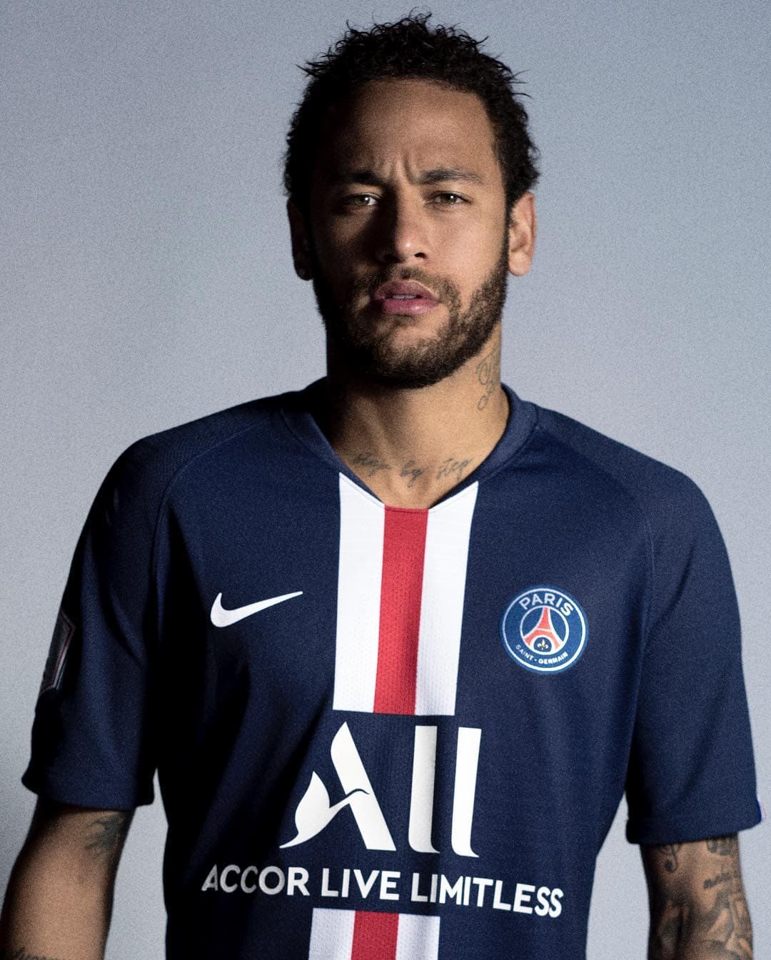 Aunque hizo parte de la presentación de la nueva playera del PSG, la prensa española sigue asegurando que Neymar no quiere volver a París y sigue en diálogo para volver al Barcelona.