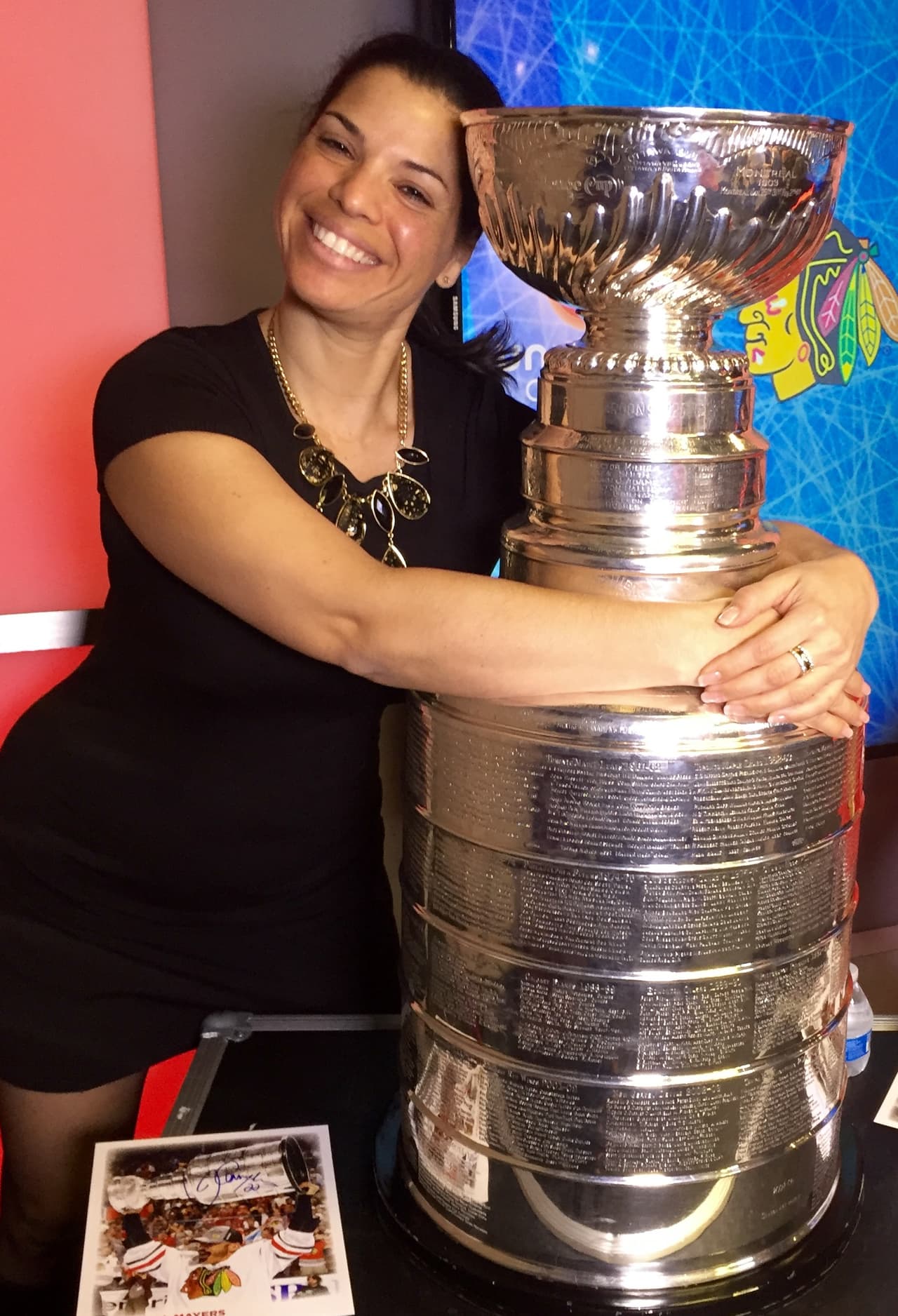 La Copa Stanley y Jamal Mayers, ex jugador del equipo de los Blackhawks visitaron los estudios de Univision. Mira la galería de fotos.
