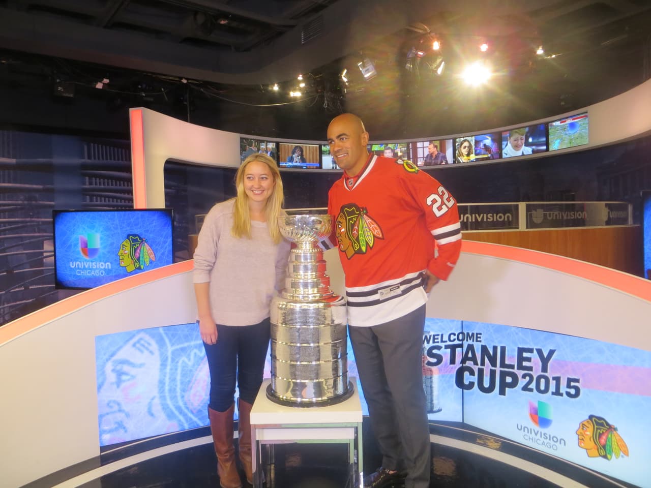 La Copa Stanley y Jamal Mayers, ex jugador del equipo de los Blackhawks visitaron los estudios de Univision. Mira la galería de fotos.