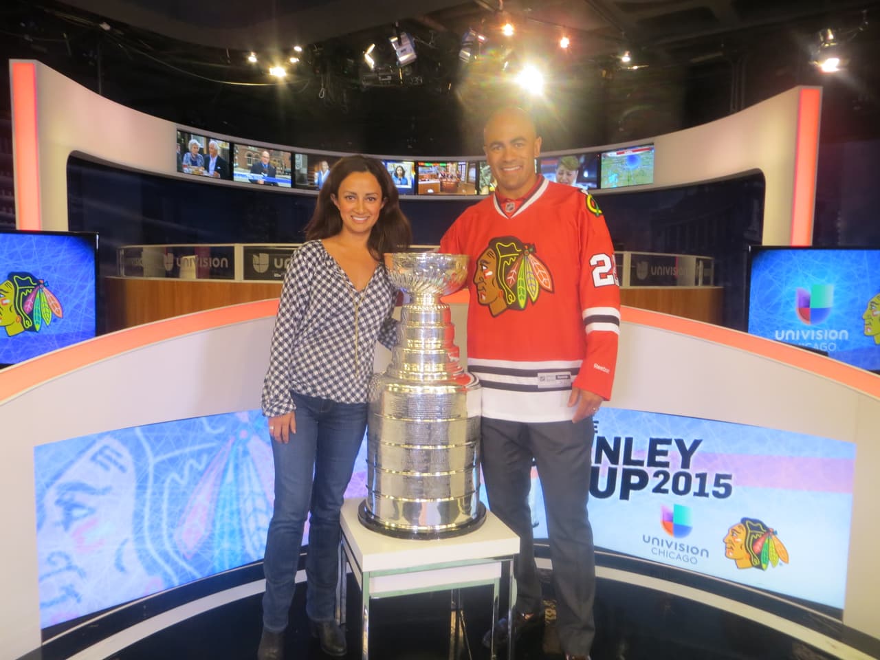 La Copa Stanley y Jamal Mayers, ex jugador del equipo de los Blackhawks visitaron los estudios de Univision. Mira la galería de fotos.