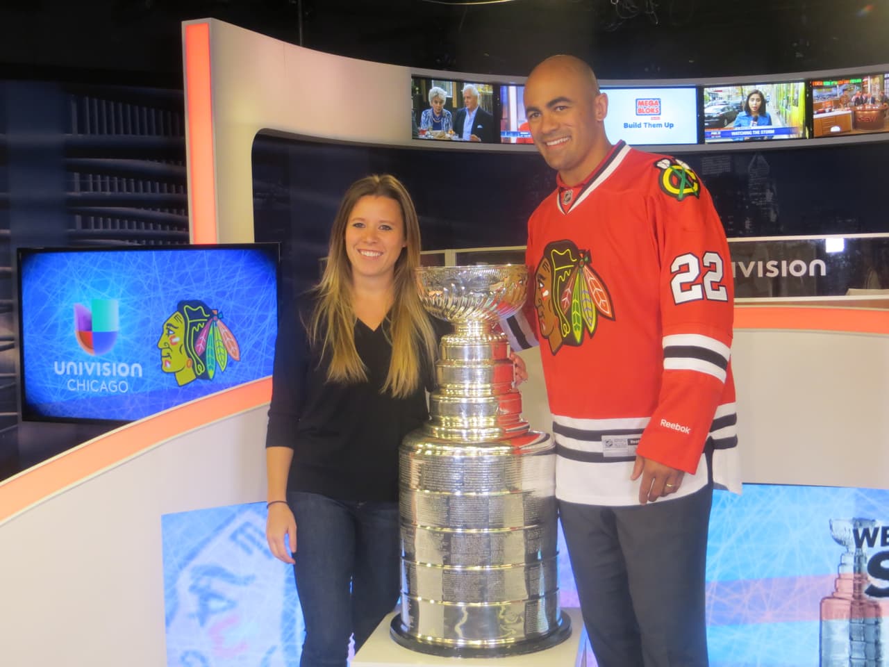 La Copa Stanley y Jamal Mayers, ex jugador del equipo de los Blackhawks visitaron los estudios de Univision. Mira la galería de fotos.
