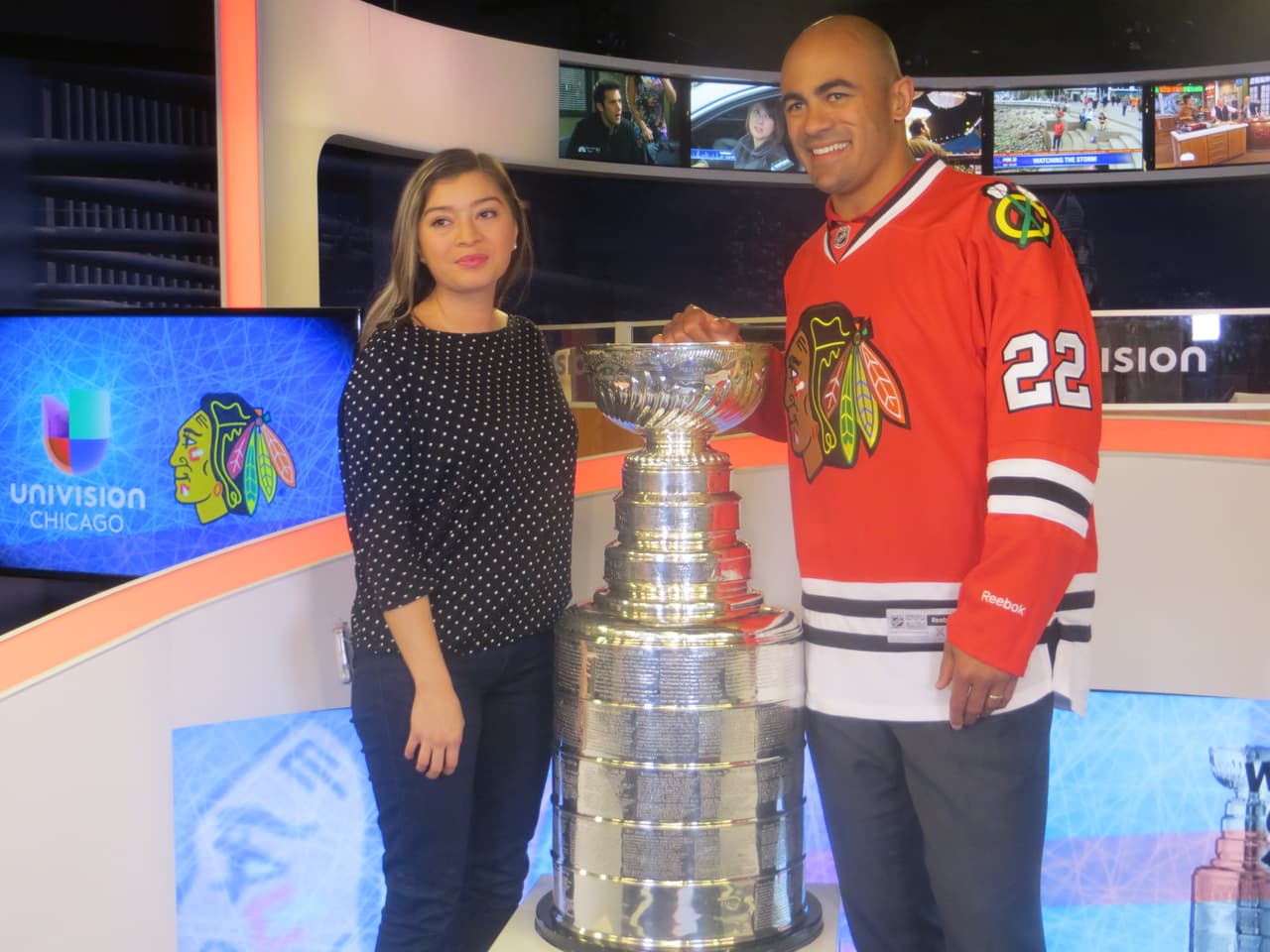 La Copa Stanley y Jamal Mayers, ex jugador del equipo de los Blackhawks visitaron los estudios de Univision. Mira la galería de fotos.
