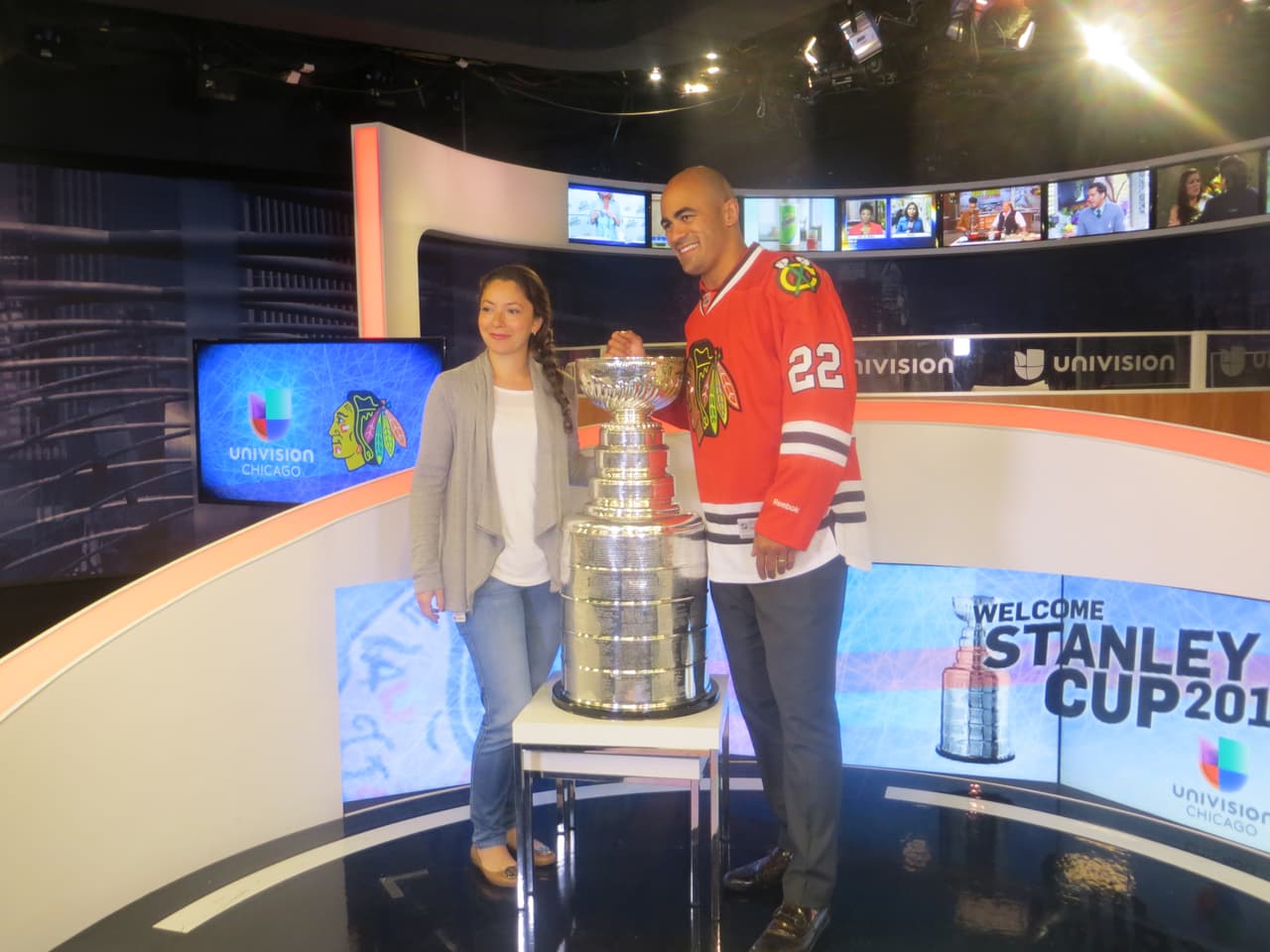 La Copa Stanley y Jamal Mayers, ex jugador del equipo de los Blackhawks visitaron los estudios de Univision. Mira la galería de fotos.