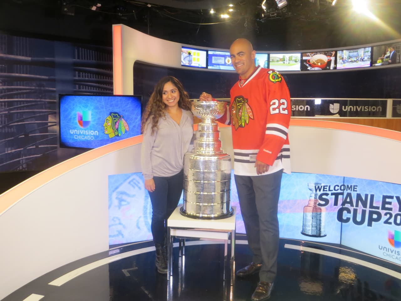 La Copa Stanley y Jamal Mayers, ex jugador del equipo de los Blackhawks visitaron los estudios de Univision. Mira la galería de fotos.