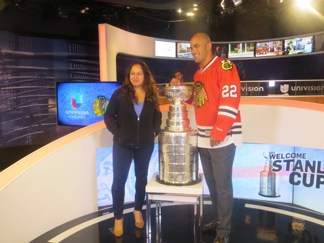 La Copa Stanley y Jamal Mayers, ex jugador del equipo de los Blackhawks visitaron los estudios de Univision. Mira la galería de fotos.