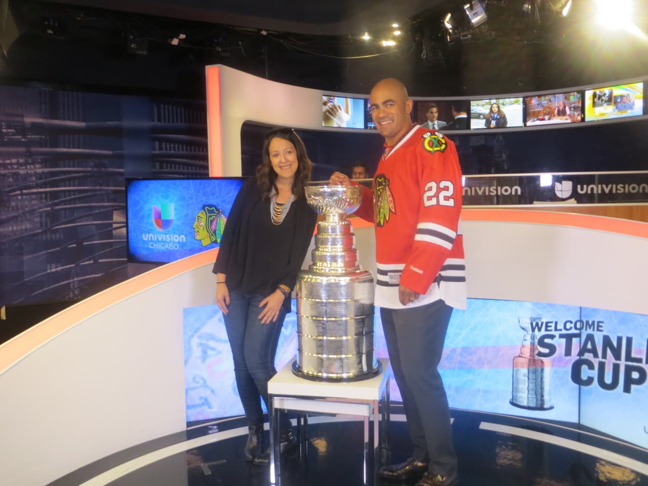 La Copa Stanley y Jamal Mayers, ex jugador del equipo de los Blackhawks visitaron los estudios de Univision. Mira la galería de fotos.