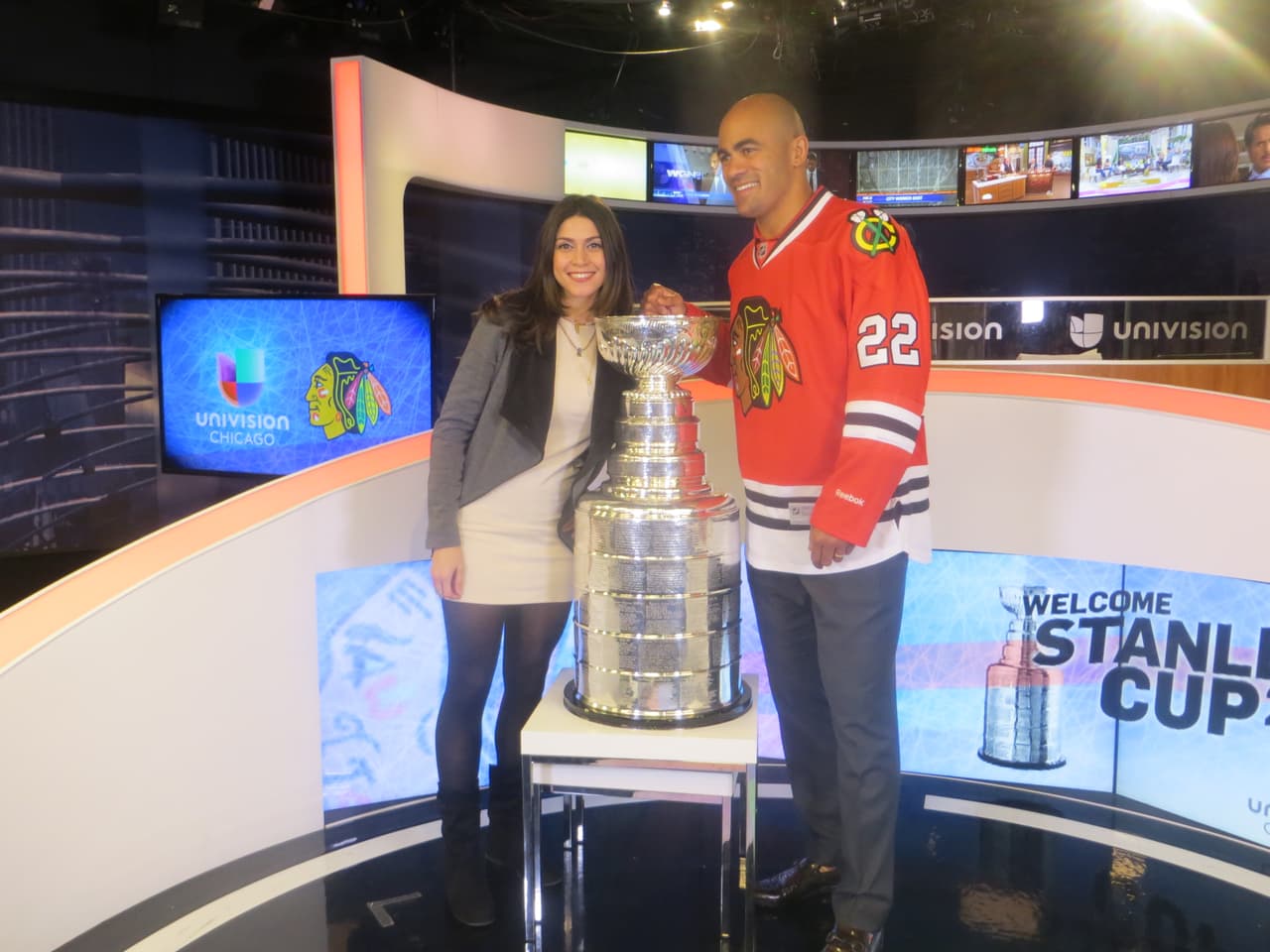 La Copa Stanley y Jamal Mayers, ex jugador del equipo de los Blackhawks visitaron los estudios de Univision. Mira la galería de fotos.