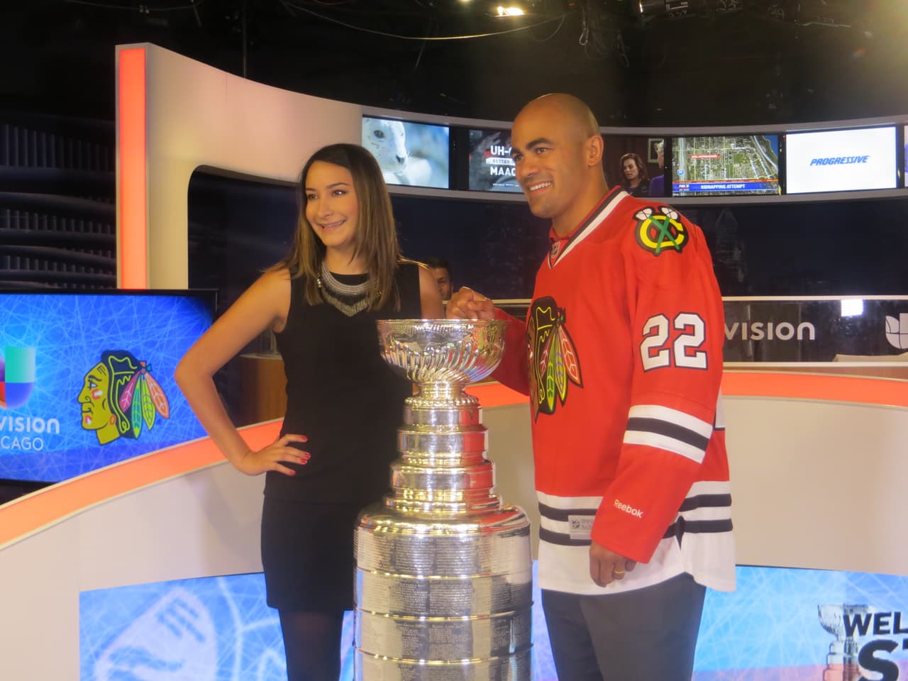 La Copa Stanley y Jamal Mayers, ex jugador del equipo de los Blackhawks visitaron los estudios de Univision. Mira la galería de fotos.
