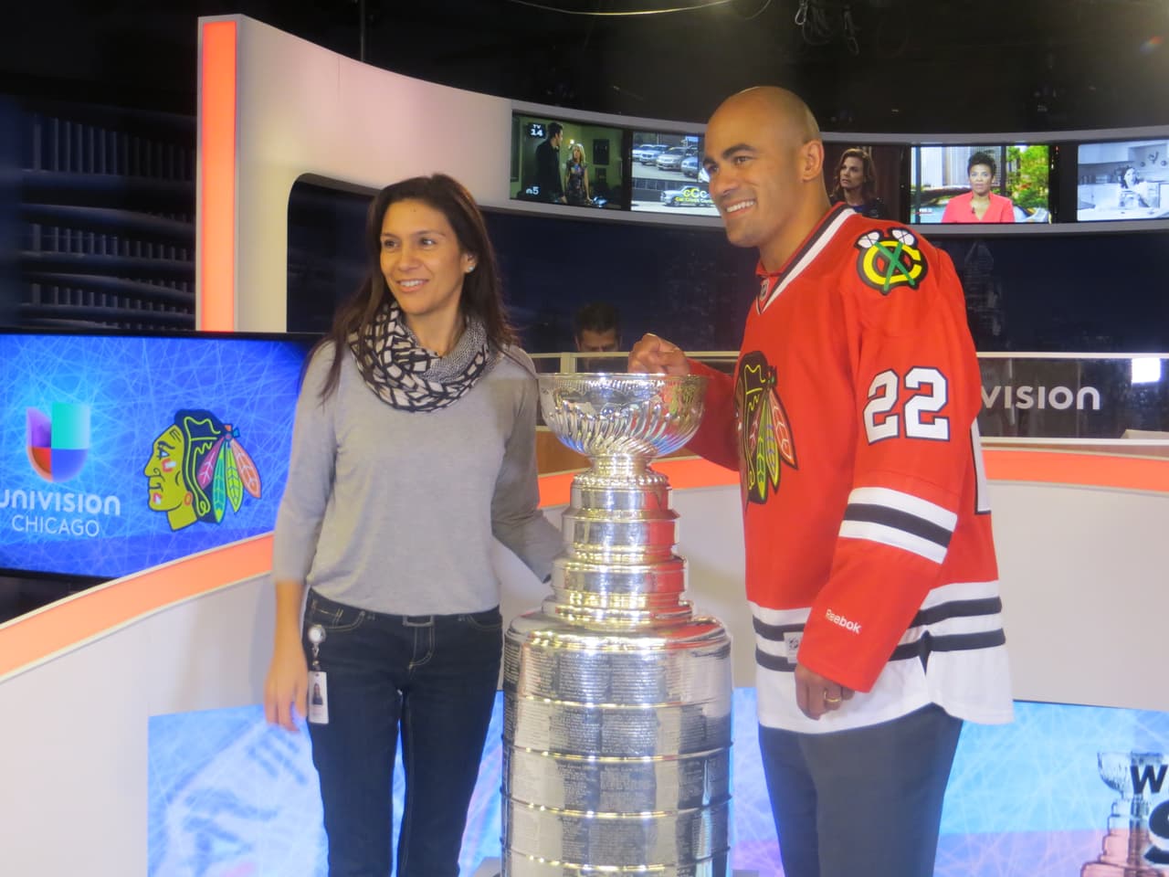 La Copa Stanley y Jamal Mayers, ex jugador del equipo de los Blackhawks visitaron los estudios de Univision. Mira la galería de fotos.