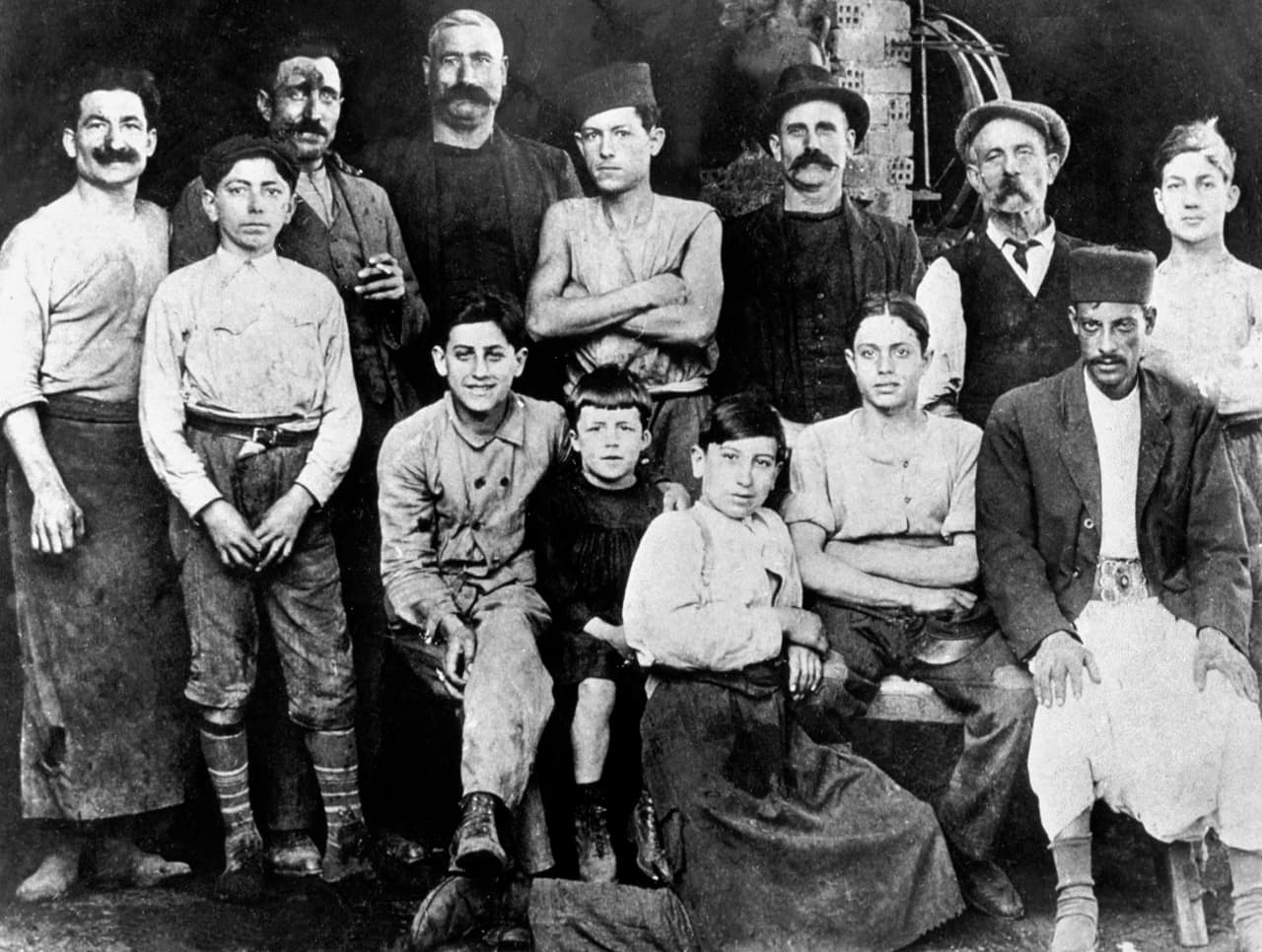 Camus nació en Argel, capital de Argelia, en medio de una familia mitad francesa y mitad argelina.
<b>En la foto es el pequeñín con chaqueta negra.</b>