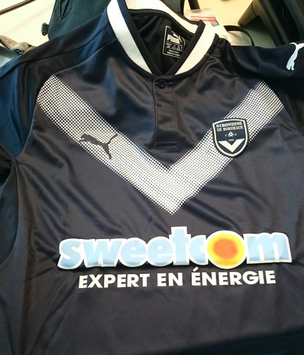 Un club francés que siempre estrena modelos muy peculiares es el Girondins de Burdeos.