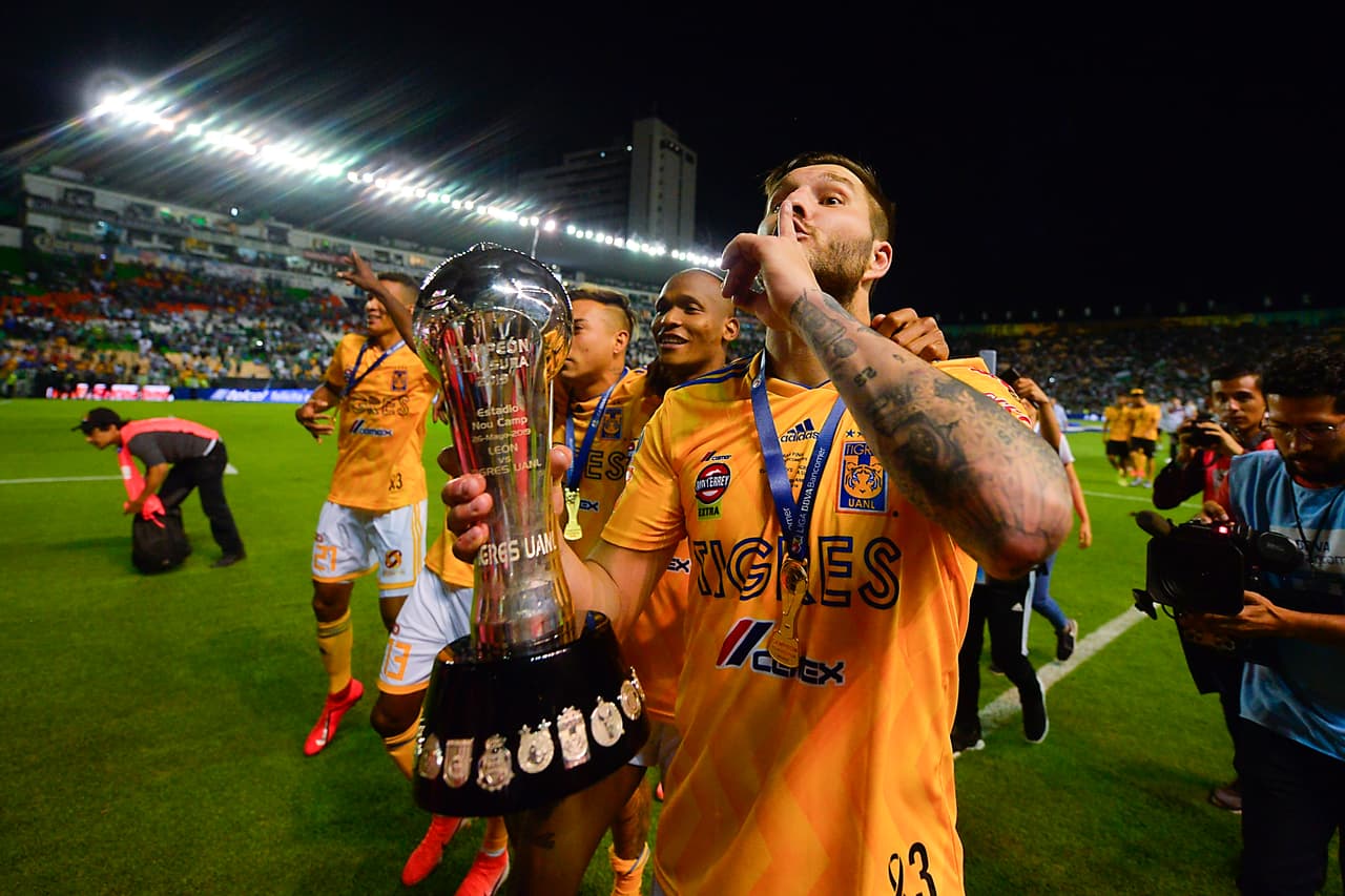 ¡Tigres se proclama Campeón del fútbol mexicano! Los felinos regiomontanos cosecharon su séptimo título de la Liga MX y se cuelan, aunque muchos se sigan negando a aceptarlo, entre los grandes del balompié azteca. Luego de superar en una Final de un solo gol a los Esmeraldas del León, así se dieron los festejos de los Tigres en patio ajeno, imágenes para el recuerdo y que hay que darse un tiempo para echarles un ojo, sobre todo la fiel afición de los felinos regios.