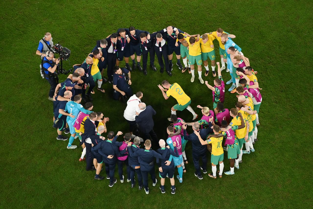 La Selección de Australia venció por la mínima a su similar de Dinamarca para eliminarlos de la Copa del Mundo y acceder al boleto de los octavos de final por segunda vez en su historia.Australia no había llegado a la siguiente fase desde 2006 y a pesar del dominio de los daneses, la defensa de los Socceroos los llevó a conseguir el boleto a los octavos de final de Qatar 2022.