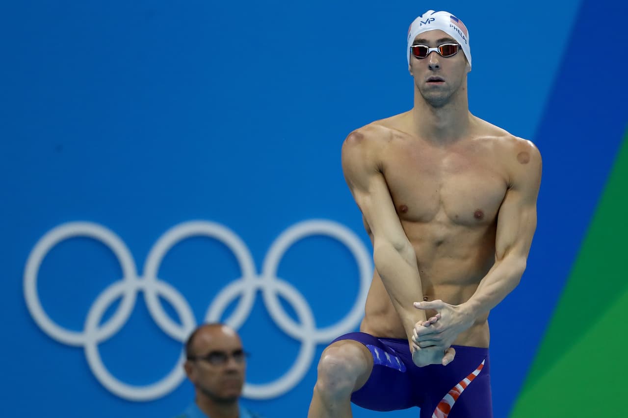 El cupping, que deja marcas oscuras en la piel tras hacerlo, es muy popular en la natación y el propio Michael Phelps fue uno de los que recurrió a ello de seguido en sus últimos años de carrera.
