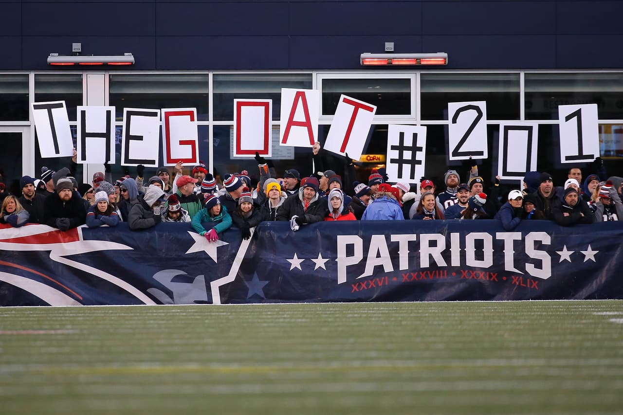 Las curiosidades y alegría de los fanáticos se mezclan con la energía de las porristas del fútbol americano de la NFL.