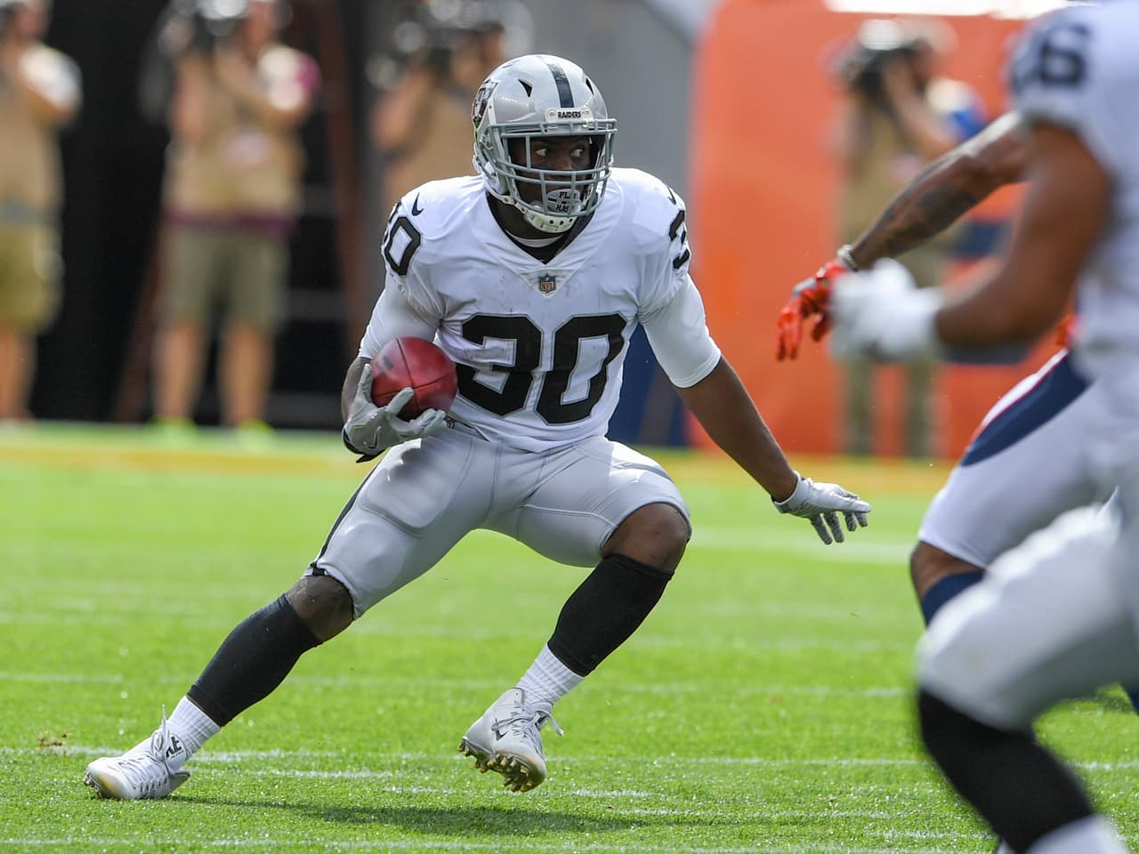 <b>Jalen Richard, RB, Oakland Raiders</b>
<br>Con DeAndre Washington al margen debido a una lesión, Richard estuvo en el 44 por ciento de las jugadas ofensivas de los Raiders en la Semana 5. Estuvo sólo dos jugadas menos que Marshawn Lynch. En 5 juegos, ha sido evidente que Lynch es parte de un comité. Cuando Richard toca el balón, suceden cosas buenas. Tiene un 5.3 yardas por acarreo y 8.1 yardas por recepción en su carrera.