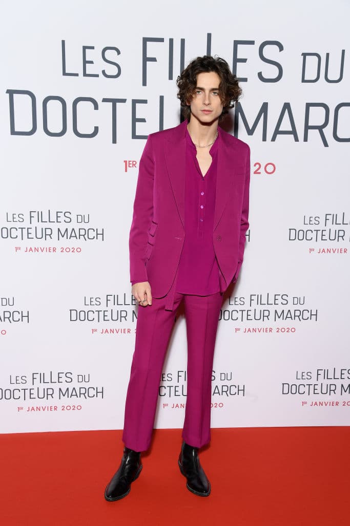 El lunes, Chalamet no abordó el tema del trolling de su disfraz y, en su lugar, se dirigió a Instagram para compartir una foto de sí mismo en la portada de la revista Time bajo el titular "LÍDERES DE LA PRÓXIMA GENERACIÓN".