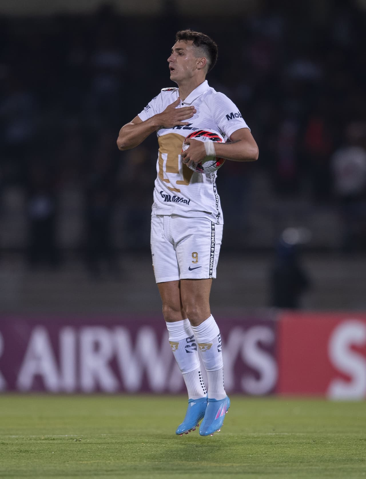 Finalmente al 33', la dupla Rogerio-Juan Dinenno rindió frutos cuando el brasileño se anticipó a un centro para asistir al argentino, quien metió el balón con la pierna para el 1-0.