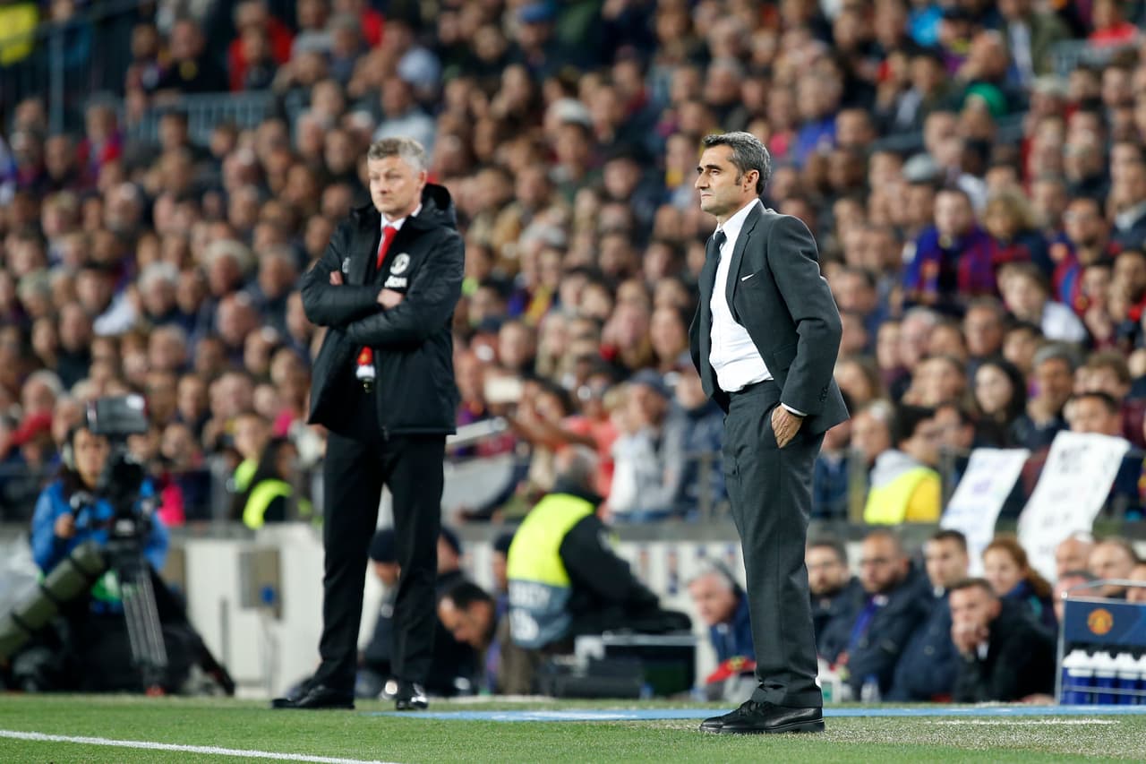 Las cos caras de la moneda, por un lado la tranquilidad de Ernesto Valverde (der) por la buena sensación del Barcelona y por el otro lado, del Manchester United, una mezcla de desolación y resignación.
