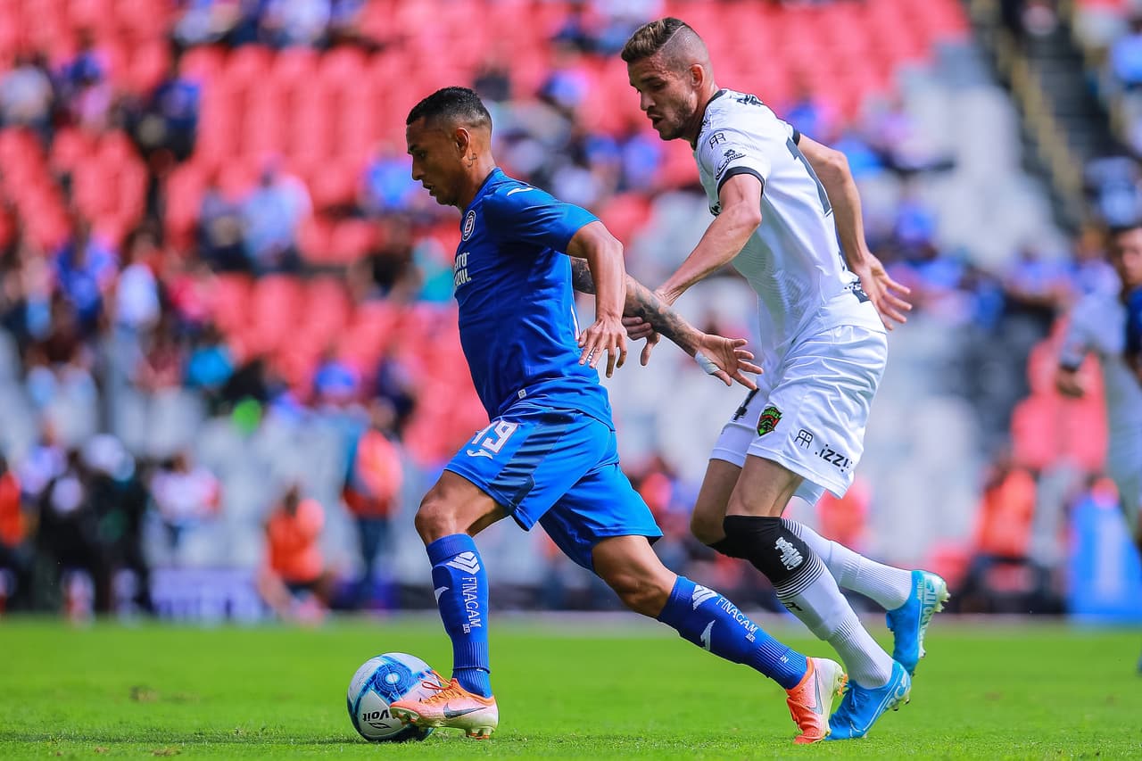 El partido comenzó de manera intensa con ambos conjuntos buscando la posesión del esférico.