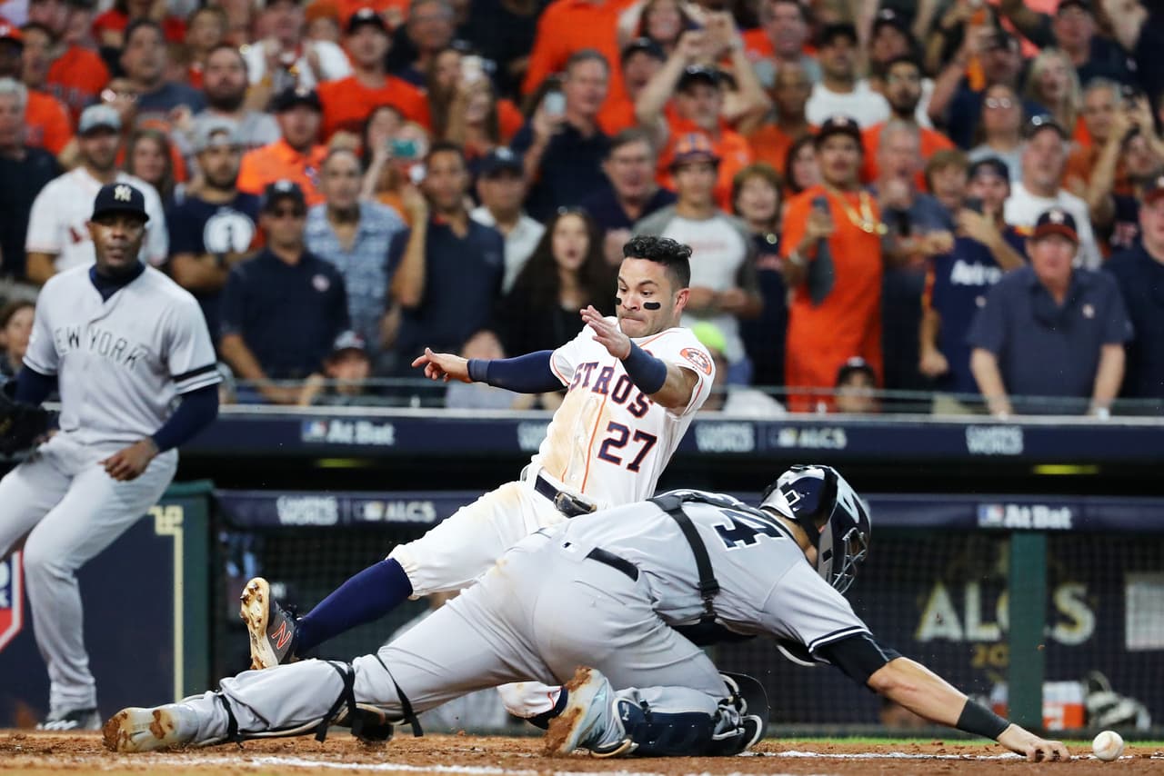 Los Astros dejaron tendidos en el terreno a los Yankees con una jugada muy agresiva. Altuve anotó desde primera con un doblete de Correa tras un error del receptor de los Yankees, Gary Sánchez