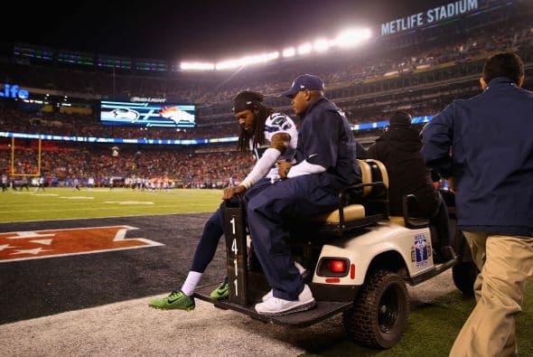 En el último cuarto, el esquinero estrella de los Halcones Marinos, Richard Sherman, tuvo que salir en el carrito de los lesionados.