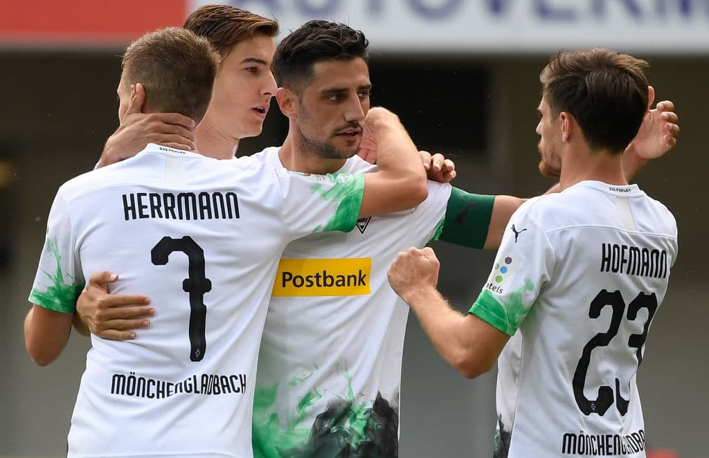 Paderborn 1-3 Moenchengladbach | M’Gladbach llegó a 62 unidades y es cuarto en la general luego vencer a Paderborn, quienes son los ‘sotaneros’ con 20 puntos. Herrmann (4’) y Stindl (55’P, 73’) marcaron para los visitantes; Michel (53’) hizo el de la honra.