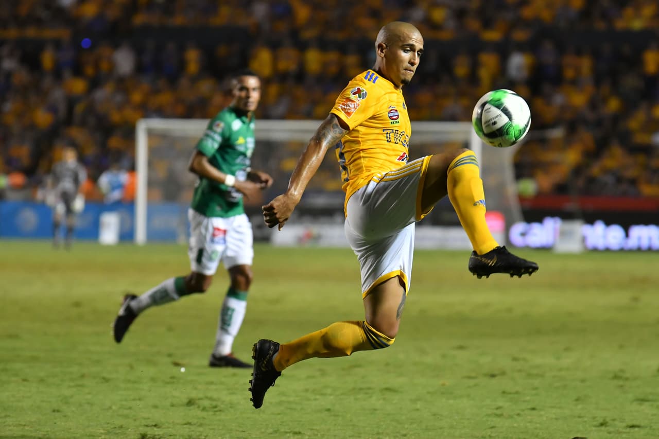 <b>Lateral derecho: Luis Rodríguez</b>. El defensor de los Tigres consiguió el título con los felinos regios. De acuerdo con las estadísticas de la Liga MX, 'El Chaka' participó en nueve goles, envió 25 centros, tuvo 98 balones recuoperados y un 88 por ciento de precisión de pases.