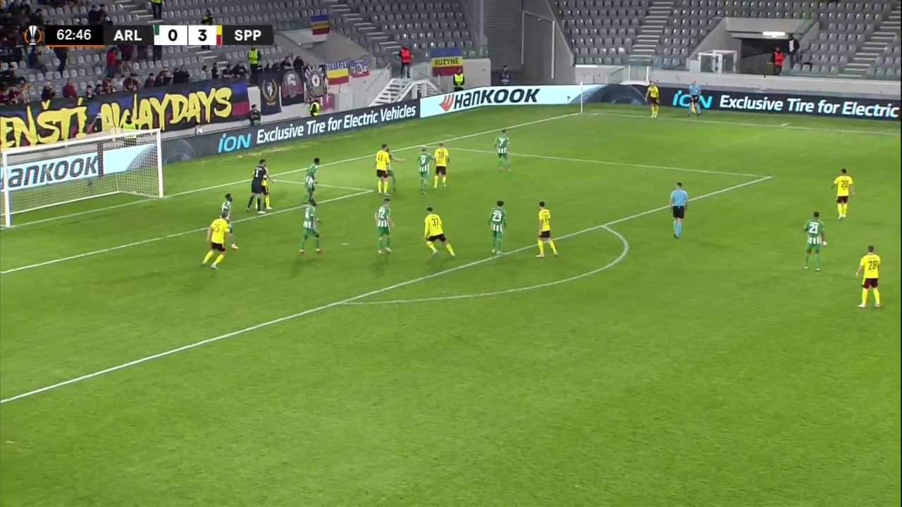 ¡TIRO ATAJADO! disparo por Martin Vitík.