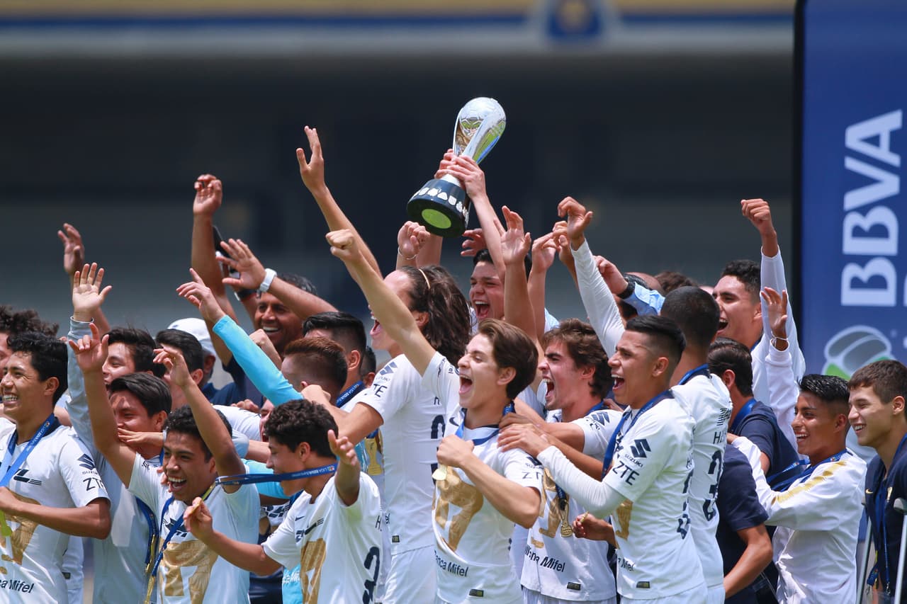 Los jugadores de Pumas UNAM celebran la conquista de la Liga MX Sub-17.