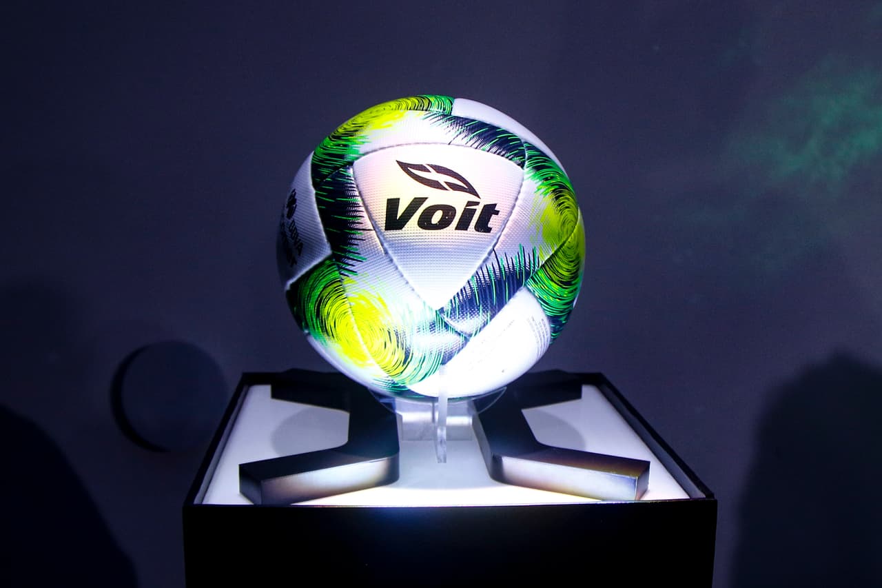 El diseño del esférico tiene su inspiración en la Supernova, que realiza su explosión hacia el interior y expulsa la energía hacia las capas exteriores en su reacción termonuclear.