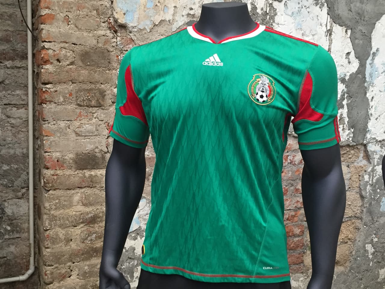 Fue el primer uniforme para el Mundial 2010. Con él enfrentaron a Uruguay, Francia y se perdió en Octavos de Final ante Argentina.