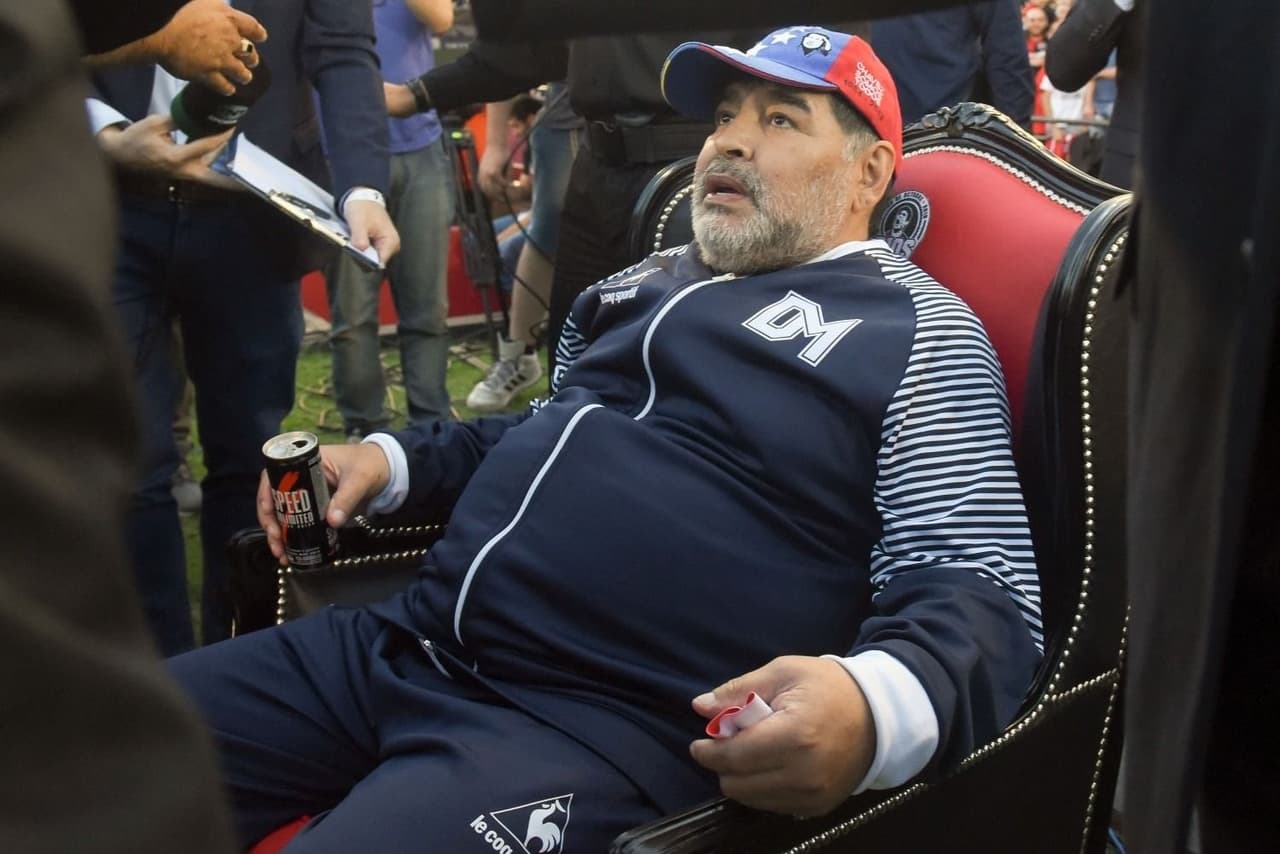 Diego Armando Maradona está aislado por posible contagio de covid-19, un asistente tiene síntomas.