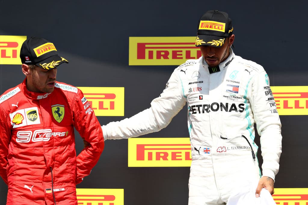 Finalmente emergió en el podio, donde estaba Hamilton, quien lo invitó a unirse a él en el escalón más alto y Vettel aceptó a regañadientes.
