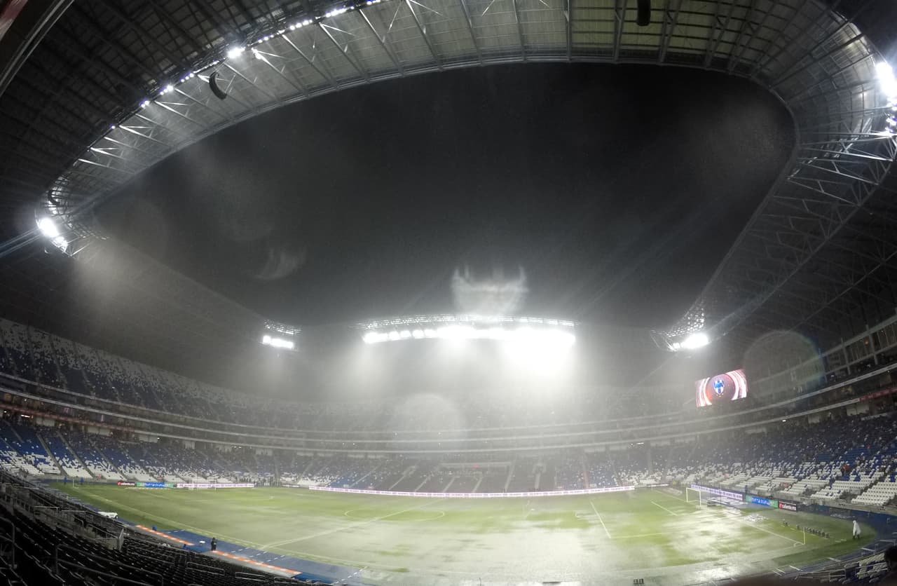 La lluvia no cesaba y las esperanzas de vivir un buen partido se esfumaban.