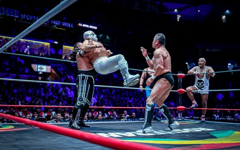 Super Astro se defiende del ataque de Virus y Negro Casas