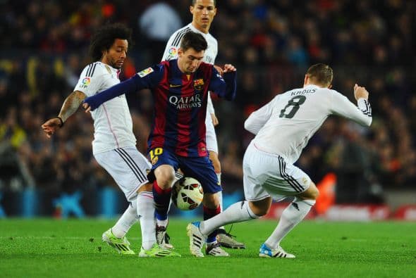 Marcelo (7): Acabó fulminado tras una exhibición física, presente en todas los lugares del campo, firme en el marcaje más difícil ante Lionel Messi, siempre con ayudas de sus compañeros, y desdoblándose en ataque generando siempre peligro y desequilibrando. Una de sus primeras subidas acabó en remate a la madera de Cristiano. Fue de los jugadores más finos del Real Madrid.