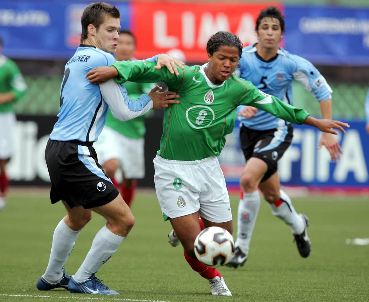 Mientras recorría el camino al primer equipo del Barça, Dos Santos dio sus primeras pinceladas de calidad en el Mundial Sub-17 de Perú.