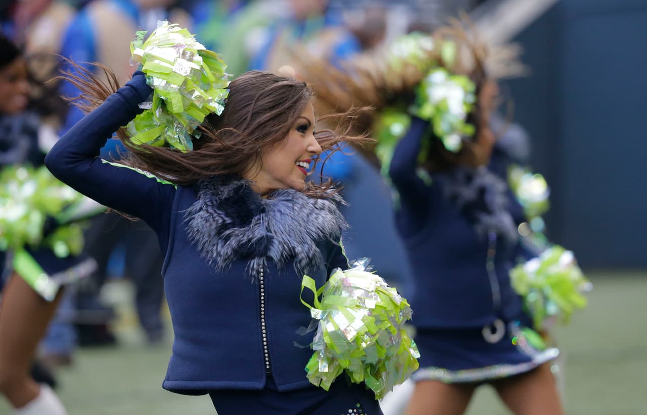 Cada una de ellas deleitó a los fans de la NFL con su belleza y carisma, checa las mejores tomas de las cheerleaders de la NFL en la Semana 12.
