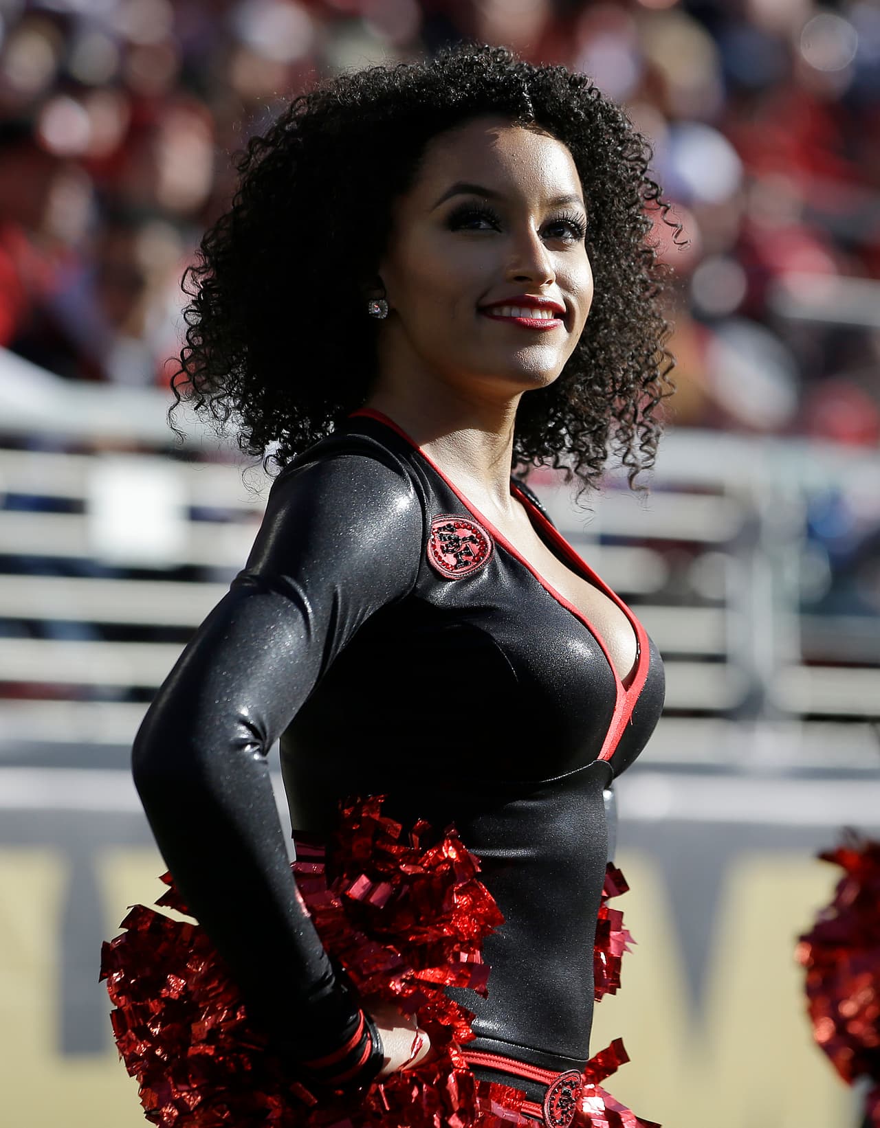 Cada una de ellas deleitó a los fans de la NFL con su belleza y carisma, checa las mejores tomas de las cheerleaders de la NFL en la Semana 12.