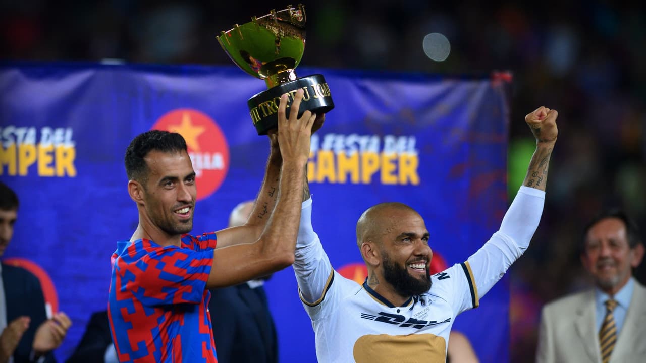 Dani Alves levantó el trofeo Joan Gamper con Busquets