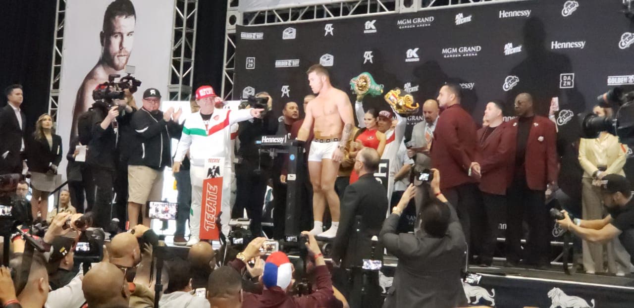 Saúl Álvarez presumió de un físico más trabajado que el ruso Kovalev en la ceremonia de pesaje.