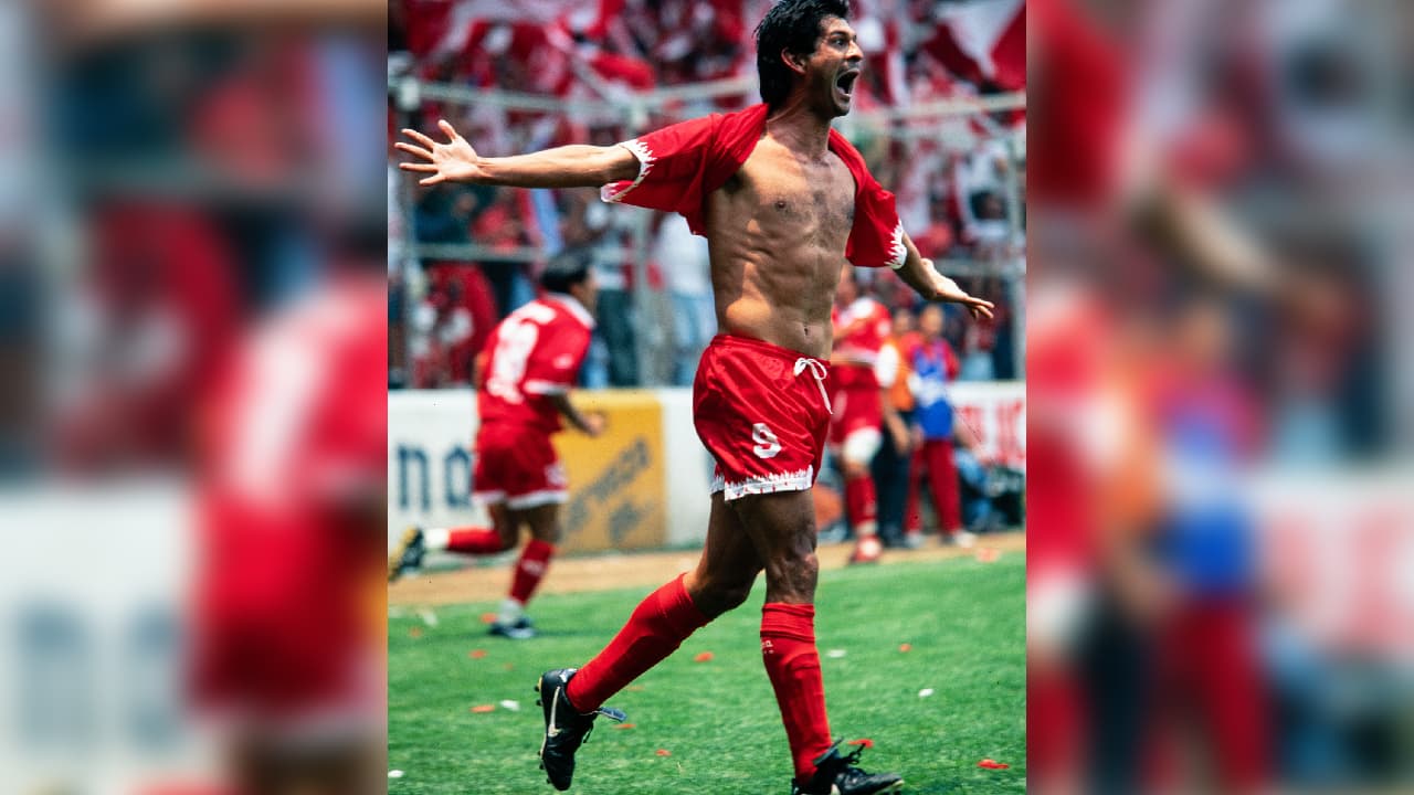 José Saturnino Cardozo | Con Toluca se coronó en el Verano 98 y fue el máximo anotador del torneo logrando trece goles.
