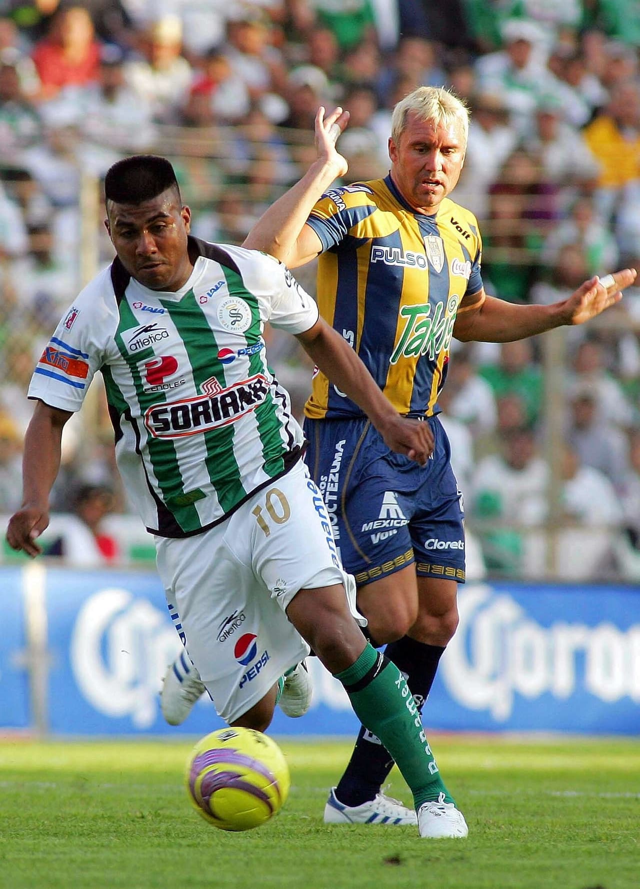 En México, se reencontró con Daniel 'Hachita' Ludueña,
<a href="http://univision.com/deportes/futbol/liga-mx/boca-contra-river-en-liga-mx-30-mexicanos-del-superclasico-argentino-fotos" target="_blank">con quien compartió vestidor en El Monumental de River Plate.</a>