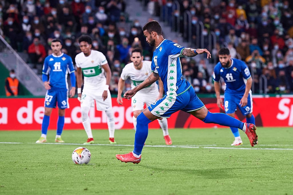 Real Betis golea al Elche 3-0 con anotaciones de Juami Jiménez, Willian José y Nabil Fekir, aún con 10 hombres en la cancha. Andrés Guardado jugó 21' durante el encuentro, mientras que Lainez no tuvo participación.
