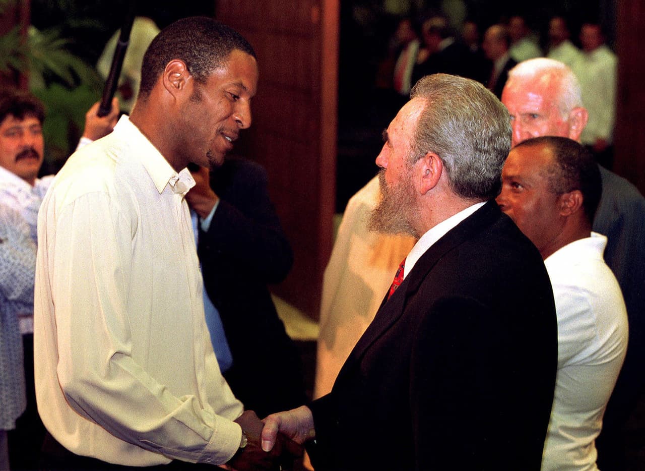 Javier Sotomayor con el entonces presidente de Cuba, Fidel Castro, en un homenaje en 1999, a quien siempre tuvo en concepto favorable.