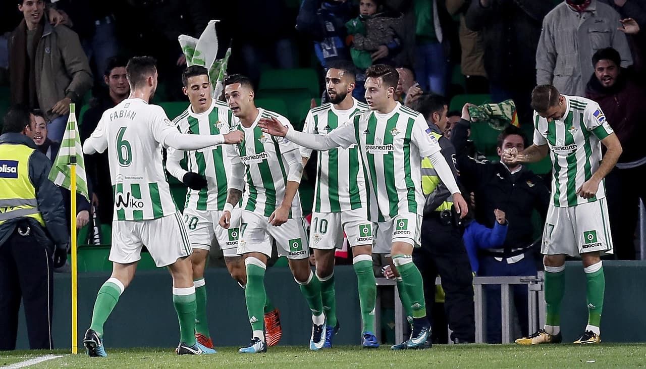 GRAF2742. SEVILLA, 15/01/2018.- El centrocampista del Real Betis Joaquin Sánchez (d) celebra su gol, segundo de su equipo ante el Leganés, durante el partido de la decimonovena jornada de Liga en Primera División que se disputa hoy en el estadio Benito Villamarín, en Sevilla. EFE/José Manuel Vidal.