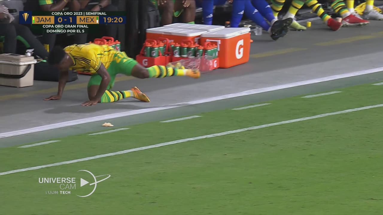 La rescata, pero ¿a qué costo? Brown se rifa el físico en la banda